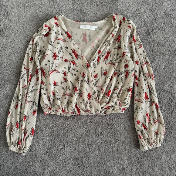 Astr Cream and Tan V-neck 3/4 Sleeve Cropped Ruched Wrap Blouse - Picture 2 of 8